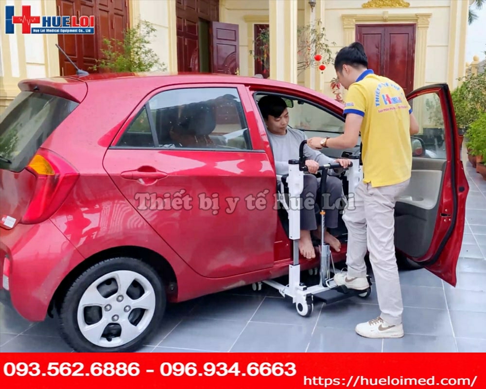 xe di chuyển bệnh nhân lên xe oto dễ dàng